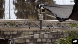Une des caméras installées à certaines entrées de l'esplanade des mosquées, Jérusalem, le 23 juillet 2017. 