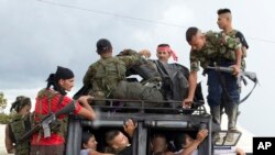 Les rebelles des Forces armees revolutionnaires de Colombie arrivent dans le sud de la Colombie, le 25 septembre 2016. 
