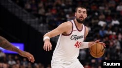 Ivica Zubac des Clippers de Los Angeles lors du match contre les Kings de Sacramento à l'Intuit Dome, Californie, USA, le 17 octobre 2024.