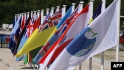 资料照：参加在瑙鲁亚伦举行的太平洋岛国论坛成员国的国旗。（2018年9月5日）