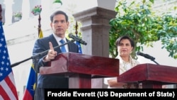 2025年9月4日，美国国务卿马尔科·卢比奥与厄瓜多尔外交部长加布里埃拉·索末菲在厄瓜多尔首都基多举行联合新闻发布会。