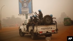 Soldats rwandais de la MINUSCA patrouillent dans les rues de Bangui, République centrafricaine, le 12 février 2016.