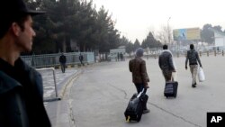 افغانستان د اروپایي هیوادونو نه غوښتي چې د دریو میاشتو لپاره دې د افغانانو اجباري ایستل بند کړي. 