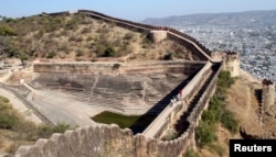 Tourists walk on a footway of the step well of Nahargarh fort in Jaipur, capital of India's desert state of Rajasthan January 23, 2012. REUTERS/Altaf Hussain