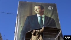 Учасник антиурядового повставння зриває портрет президента Сирії Башара Асада в Алеппо, 30 листопада 2024 року. Mohammed AL-RIFAI/AFP