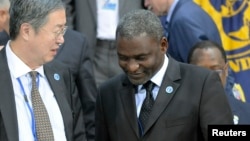Le ministre gabonais Magloire Ngambia parle avec un gouverneur chinois lors d'une réunion du FMI à Washington DC, le 24 avril 2010.