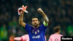  Gianluigi Buffon lors d'un match contre Moenchengladbach, Allemagne le 3 novembre 2015