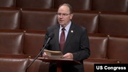 共和党众议员汤姆·蒂法尼在众议院会场发表讲话，敦促同事支持他就2026财年《国防拨款法案》提出的“诚实地图”修正案，禁止五角大楼制作和展示把台湾描述为中华人民共和国一部分的地图。(2025年7月17日)