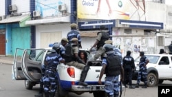 La police arrête une femme après avoir dispersé une manifestation à Libreville, au Gabon, 15 août 2012 