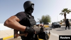 Un membre de la force assignée pour protéger le gouvernement d'unité de la Libye se trouve à l'entrée où le gouvernement a ses bureaux , à Tripoli , en Libye , le 14 Avril ,2016.