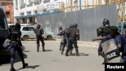 La police disperce des manifestants à Lubumbashi, ex-province du Katanga, 13 mai 2016.