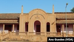 Le département de l'éducation à Bafata, Guinée-Bissau, le 13 juillet 2015. (VOA/Ana Guedes)