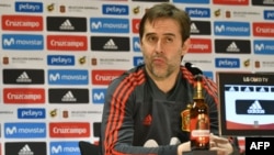 L'entraîneur espagnol Julen Lopetegui lors d'une conférence de presse de l'Espagne à la veille de son match amical international contre l'Allemagne à Duesseldorf, en Allemagne, le 22 mars 2018.