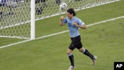 L'Uruguayen Edinson Cavani célèbre son premier but lors du match de la Coupe du Monde Groupe D entre l'Uruguay et le Costa Rica à l'Arena Castelao, à Fortaleza, Brésil, 14 juin 2014. 