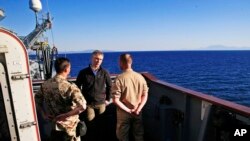 Le secrétaire général de l'Otan Jens Stoltenberg, au centre, parle avec des soldats allemands stationnés près des côtes turques, le 21 avril 2016. 
