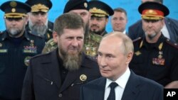 Президент Росії Володимир Путін у супроводі глави Чеченської Республіки Рамзана Кадирова (у центрі) відвідує Російський університет спецпризначення в Гудермесі, Чеченська Республіка, Росія, 20 серпня 2024 року. (Sputnik/AP )