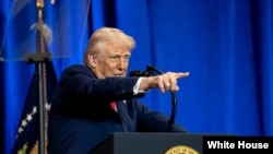 အမေရိကန်သမ္မတ ဒေါ်နယ်ထရမ့််ဝါရှင်တန်ဒီစီရှိ တရားရေးဌာနမှာ ၂၀၂၅ ခုနှစ် မတ်လ ၁၄ ရက်၊ သောကြာနေ့က မိန့်ခွန်းပြောကြားနေစဉ်။ (ဓာတ်ပုံ - Official / The White House - အိမ်ဖြူတော် ဓာတ်ပုံ Joyce N. Boghosian )