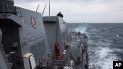 资料照片：美国海军阿利·伯克级驱逐舰拉尔夫·约翰逊号(USS Ralph Johnson)在台湾海峡执行例行任务。(2023年9月9日)