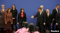 တရုတ်ဒုတိယဝန်ကြီးချုပ် He Lifeng နဲ့ ယူကေဘဏ္ဍာရေးဝန်ကြီး Rachel Reeves (ဓါတ်ပုံ - REUTERS/Florence Lo)