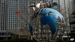 中国外交部大楼前的地球仪与和平鸽。（2020年3月18日）