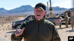 Том Хоман во время посещения границы США и Мексики в Санленд-Парке, штат Нью-Мексико, 3 февраля 2025 года