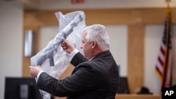 دولتي څارنوالو د منصفه پلاوي غړیو ته هغه ټوپک وښود چې شک کیږي. سید پرې آفتاب حسین وژلی