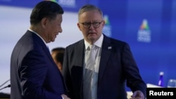 资料照：中国领导人习近平与澳大利亚总理阿尔巴尼斯在美国加州旧金山出席APEC峰会期间交谈。（2023年11月17日）