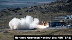 美国海军与陆军合作在犹他州试射新研发的高超音速导弹。（2021年10月28日）