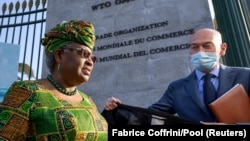 La directrice générale de l'Organisation Mondiale du Commerce, Ngozi Okonjo-Iweala, à son arrivée au siège de l'OMC à Genève, en Suisse, le 1er mars 2021. 