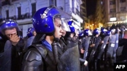 La police algérienne monte la garde lors d'une manifestation à Alger, la capitale, le 4 mars 2019, contre la candidature du président Abdelaziz Bouteflika, en difficulté, à un cinquième mandat.