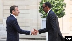 Le président français, Emmanuel Macron, à gauche, reçoit le président rwandais, Paul Kagame, au palais présidentiel de l'Elysée à Paris, le 23 mai 2018..