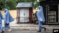 Des jeunes filles rentrent à la maison à la fin des classes, Maiduguri, Nigeria, le 5 juillet 2017. 
