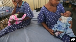 Les femmes avec leurs nouveau-nés dans un service de la maternité de l'île de Lagos, Nigeria, le 31 octobre 2011. (AP Photo/Sunday Alamba)