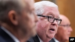 조지 글래스 일본 주재 미국 대사 지명자가 2025년 3월 13일 상원 외교위 인준청문회에서 발언하고 있다.