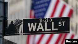 资料照片：华尔街纽约证券交易所街景。