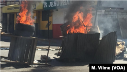 Scènes de vandalisme dans les rues de Port-au Prince, le 11 février 2019. (M Vilme / VOA)
