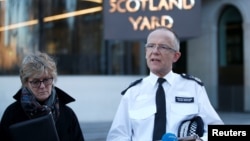 Le commissaire adjoint Mark Rowley de la police métropolitaine et la directrice médicale Sally Davies, annonçant que l’ex-agent double russe Sergueï Skripal et sa fille Yulia ont été empoisonnés par un agent neurotoxique, 3 mars 2018.