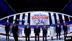 共和党总统参选人参加威斯康星州密尔沃基费瑟论坛举行的首次共和党总统初选辩论。(2023年8月23日)