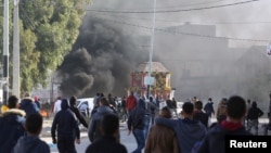 Affrontements entre manifestants et policiers anti-émeutes lors d'une protestation contre le chômage et le maque de projets de développement, à Ben Guerdane, Tunisie, le 12 janvier 2017.