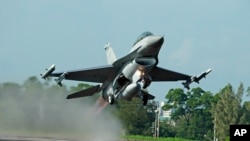 资料照片：台湾的汉光军事演习里，美国制造的F-16战斗机从公路上起飞。（2015年12月16日）