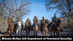 Глава МВБ Кристи Ноэм вместе с патрульными агентами ICE в Дель-Рио, Техас, 2 февраля 2025