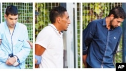 Une combinaison de photo de trois membres de l'attaque à Barcelone, allant devant la cour de Justice à Madrid, Espagne, le 22 août 2017.