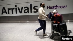 Une voyageuse arrive à l'aéroport de Heathrow, à Londres, en Grande-Bretagne, le 15 février 2021. 