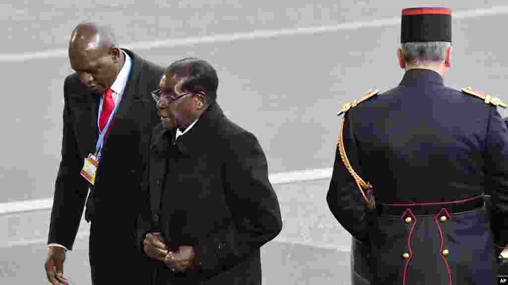 Zimbabwe&#39;s President Robert Mugabe arrives for the COP21, United Nations Climate Change Conference, in Le Bourget, outside Paris, Monday, Nov. 30, 2015.