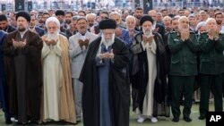 د ایران ستر مذهبي مشر ایات الله خامنه يي د کوچني اختر د لمانځه وروسته په وینا کې وویل چې اسرائیل به د ایران پر کونسلګرۍ د برید "سزا وویني."