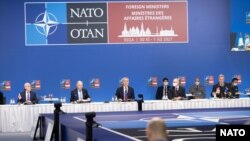 Министр иностранных дел Грузии Давид Залкалиани, зам. генсека НАТО Мирча Джоанэ и генсек НАТО Йенс Столтенберг. Брюссель. Архивное фото.