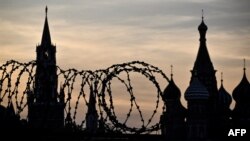 Вид на Кремль за колючим дротом. Alexander NEMENOV/AFP