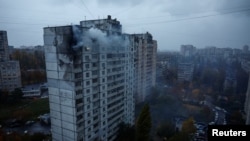 Жилой дом, поврежденный в результате удара российского беспилотника по Киеву, 2 ноября 2024 года. (Фото Reuters/Валентин Огиренко).