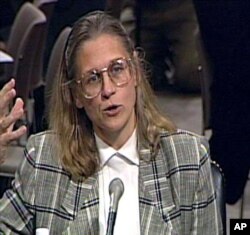 Сотрудник ФБР Колин Роули выступает в Юридическом комитете Сената США в 2002 году.