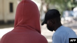 Deux hommes libérés de la prison de haute sécurité de Koro Toro, au fin fond du désert hostile de Djurab, lors d'une interview dans un lieu tenu secret au Tchad. 
